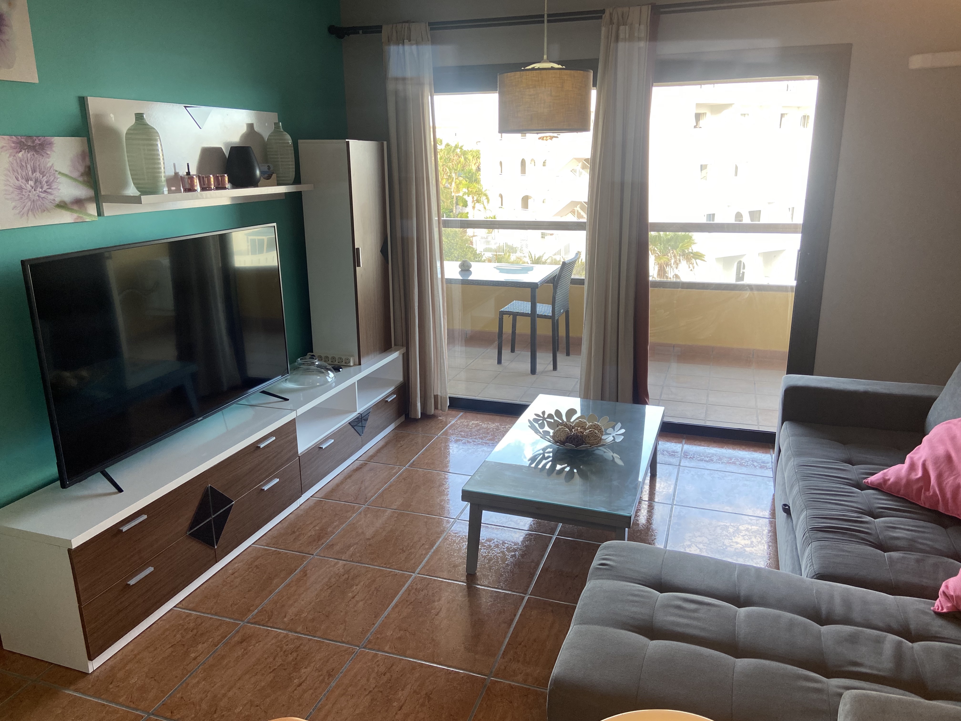 Soggiorno luminoso con divano e TV smart a Seaview Aguamarina