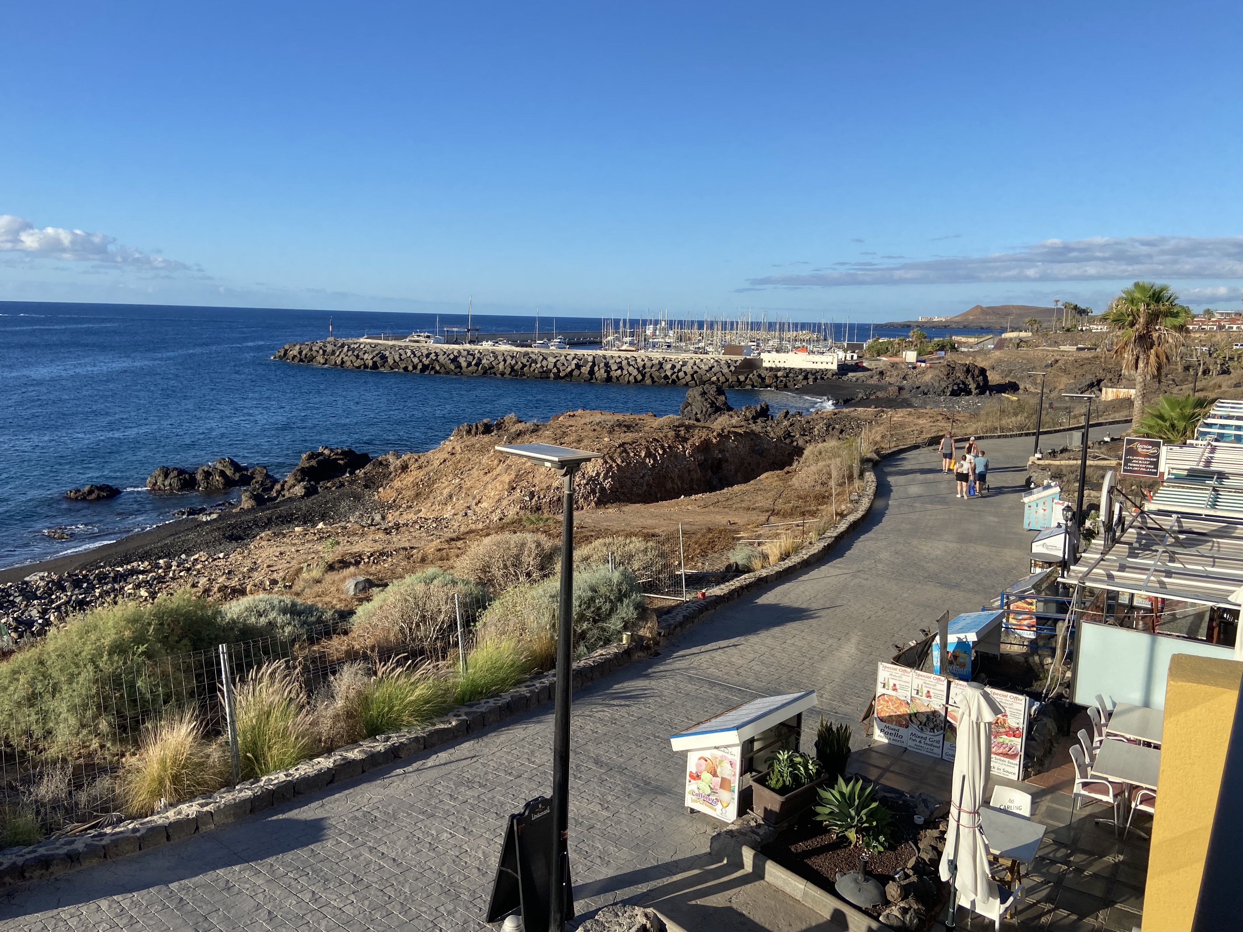 Passeggiata sul mare vicino al complesso Aguamarina a Golf del Sur